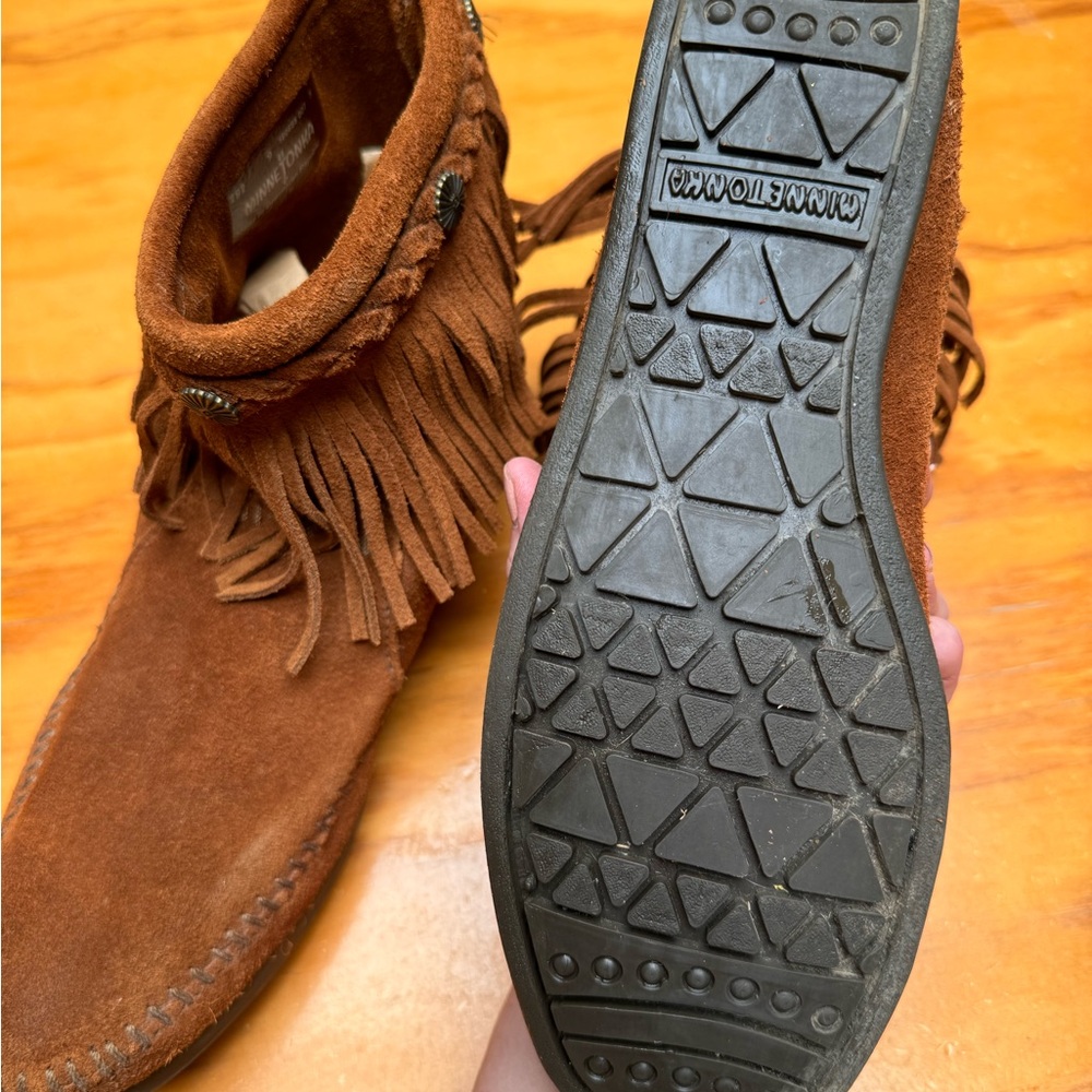 Minnetonka Ankle Moccasins Size 9 Womens Suede Leather Fringed Studs Zip Up Back - Picture 9 of 14